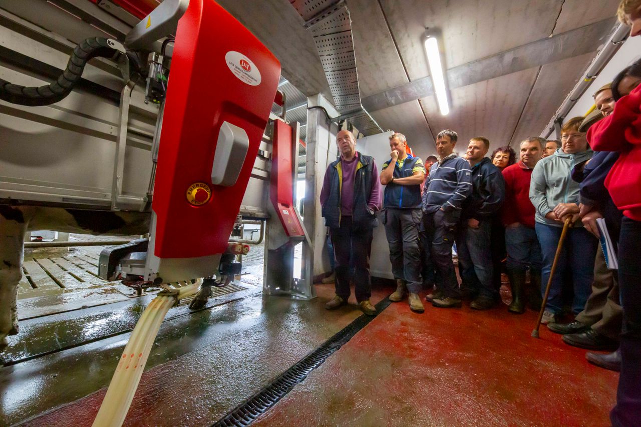 Farmers discuss transition to robotic milking in 'sunny south-east'