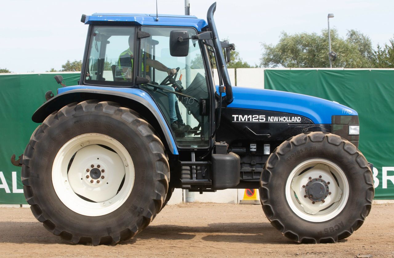 Auction report: Ford / New Holland highlights from monster tractor sale