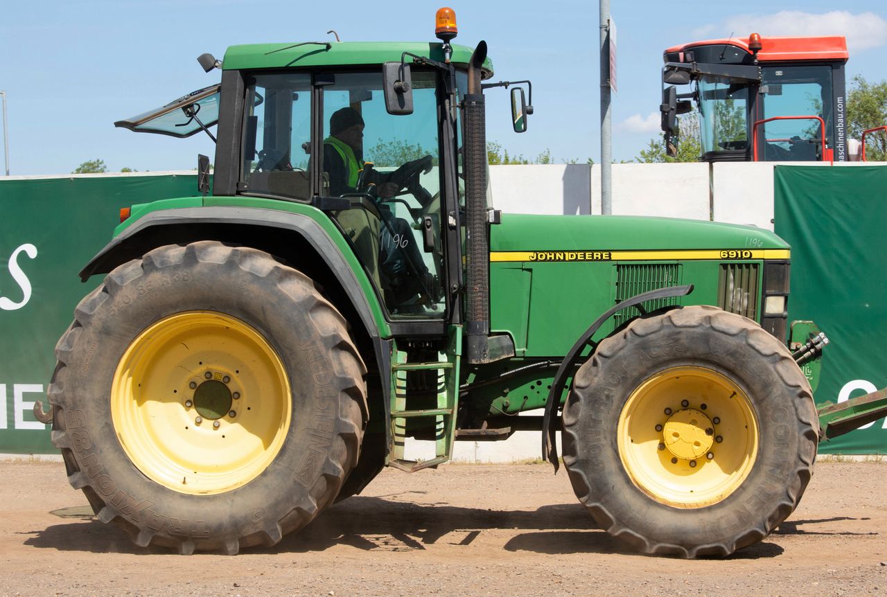 Auction report: John Deere highlights from massive May sale
