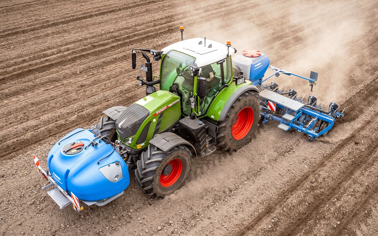 Lemken merges hoeing and spraying into one operation