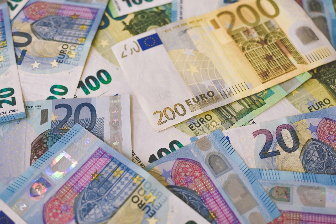 Central bank: Demand still strong for cash withdrawals