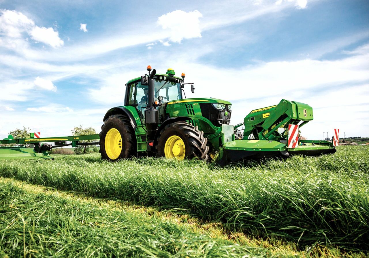 John Deere and New Holland had the most number of tractors licensed in 2016