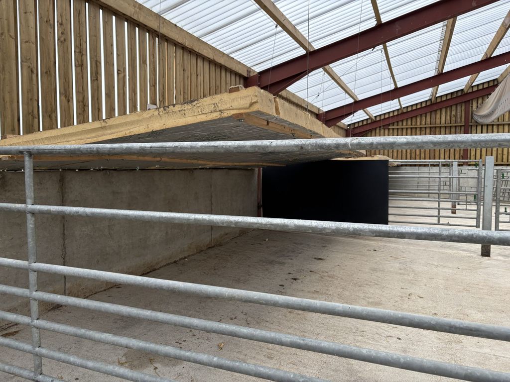 Canopy to prevent draughts and Yorkshire boarding for ventilation