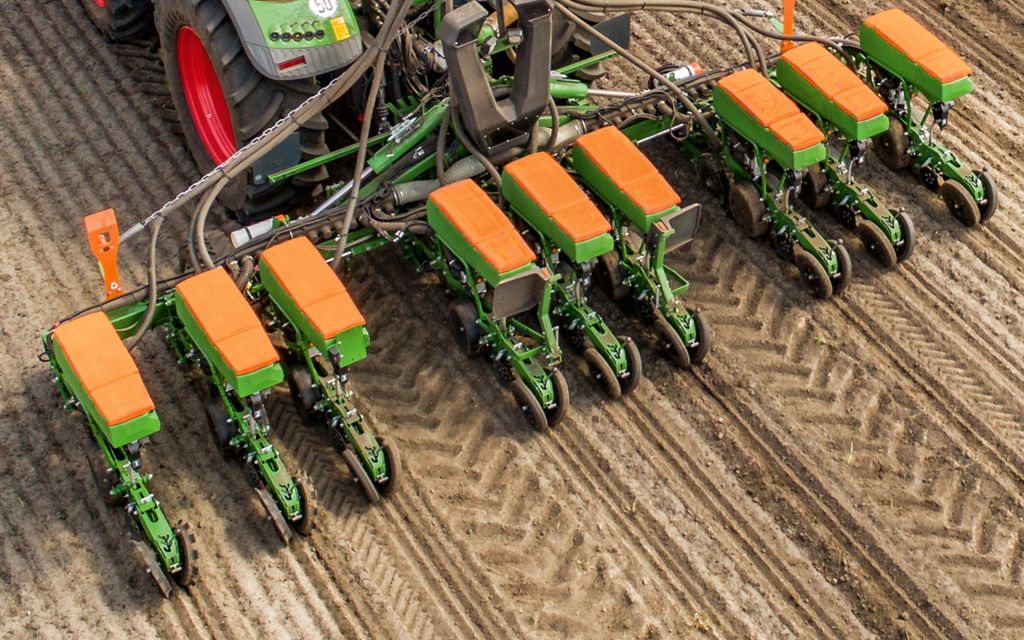 The singling units can transverse laterally to create tramlines in the crop