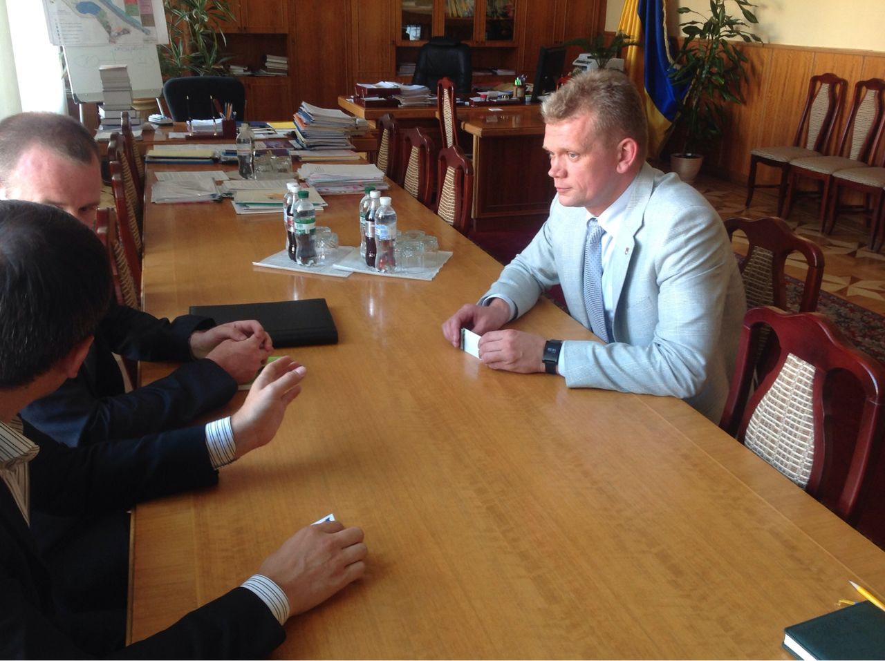 Ukranian Minister for Agriculture talking to Tom O'Callaghan.