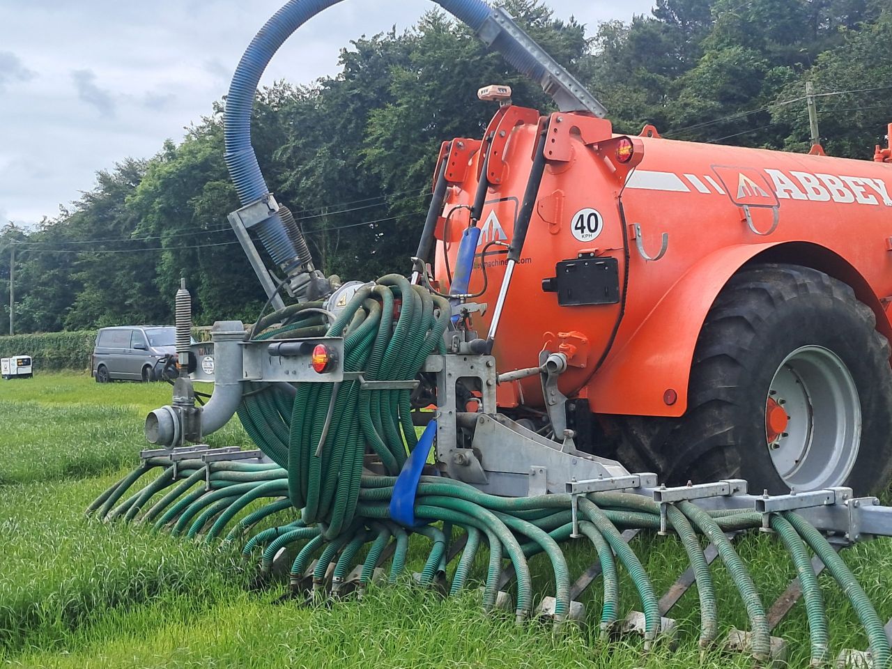 Slurry tanker with trailing shoe