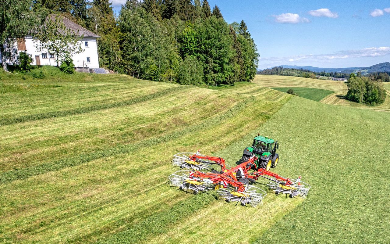 Pottinger adds auto functions to 4-rotor rake