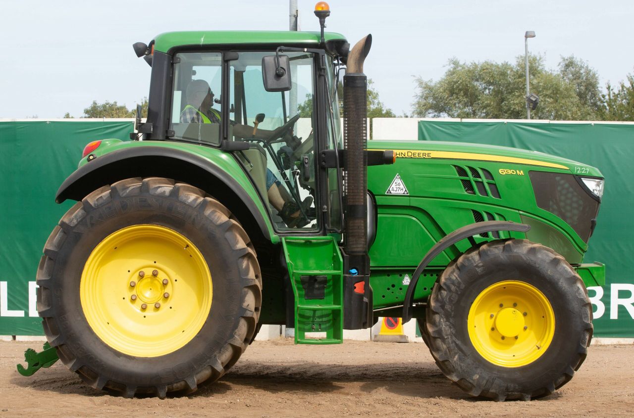Auction report: 6-pot John Deere highlights from big tractor sale