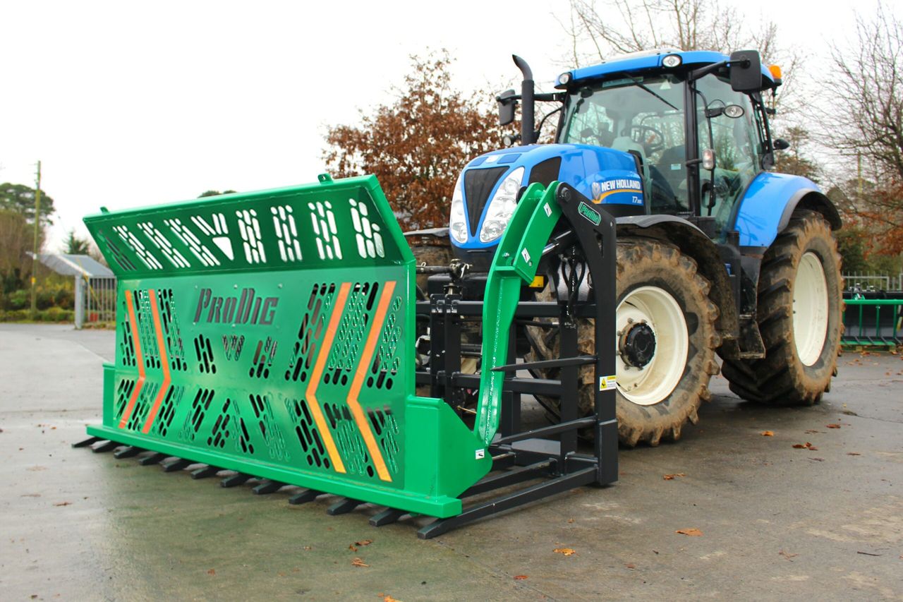 Tackling the silage: Tip and 'flick' or use this push-off fork?