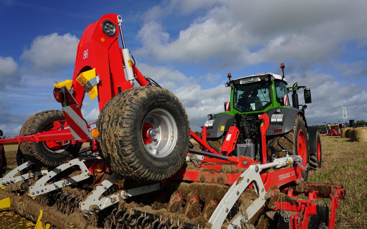 Latest Pottinger and Fendt shown at tillage demo day