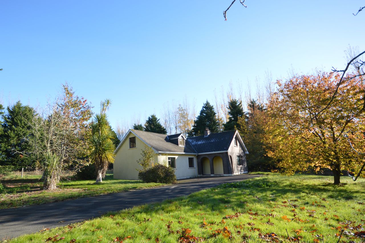 Residential roadside property goes under the hammer