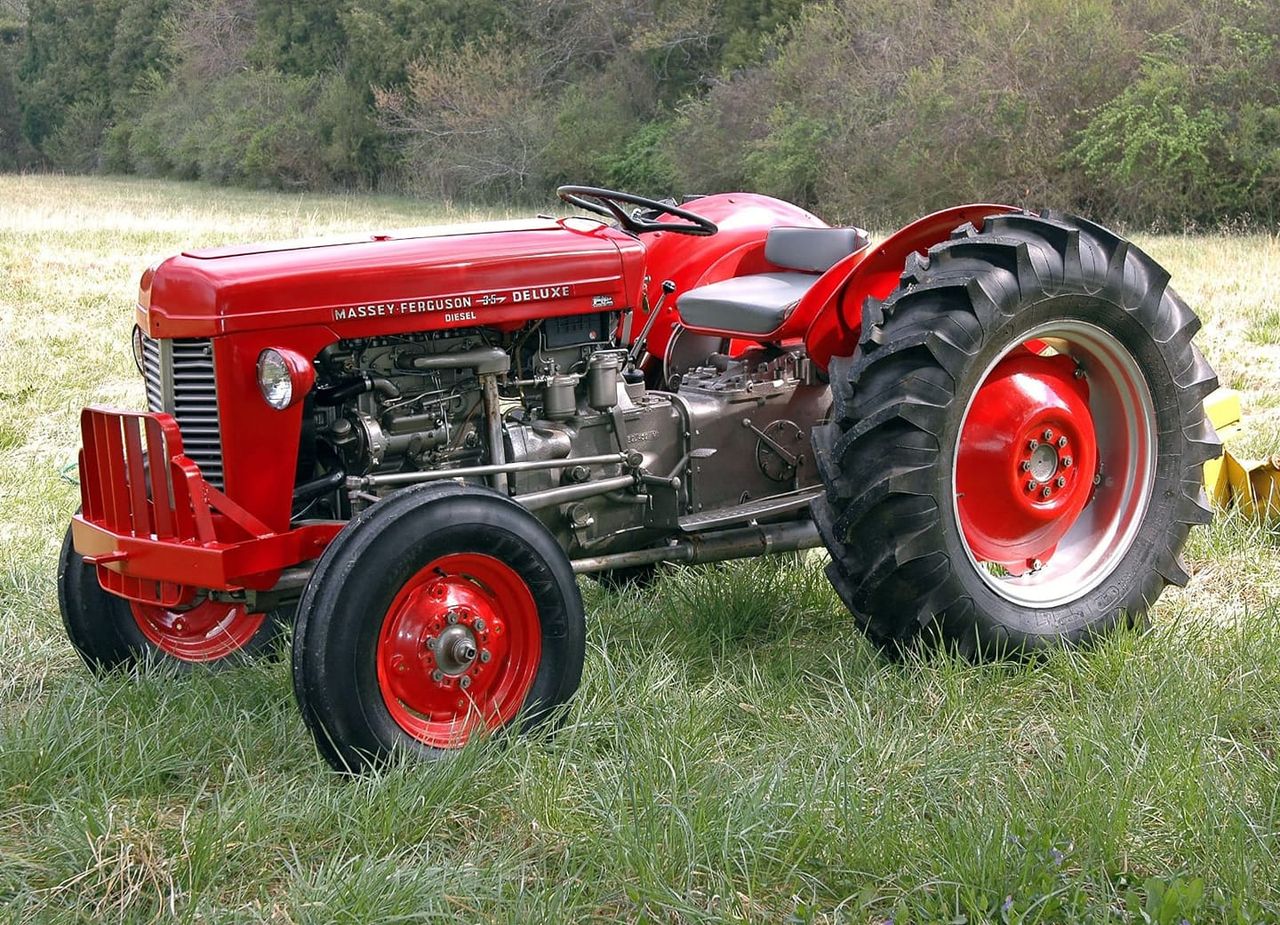 Gardaí issue appeal following theft of vintage tractor