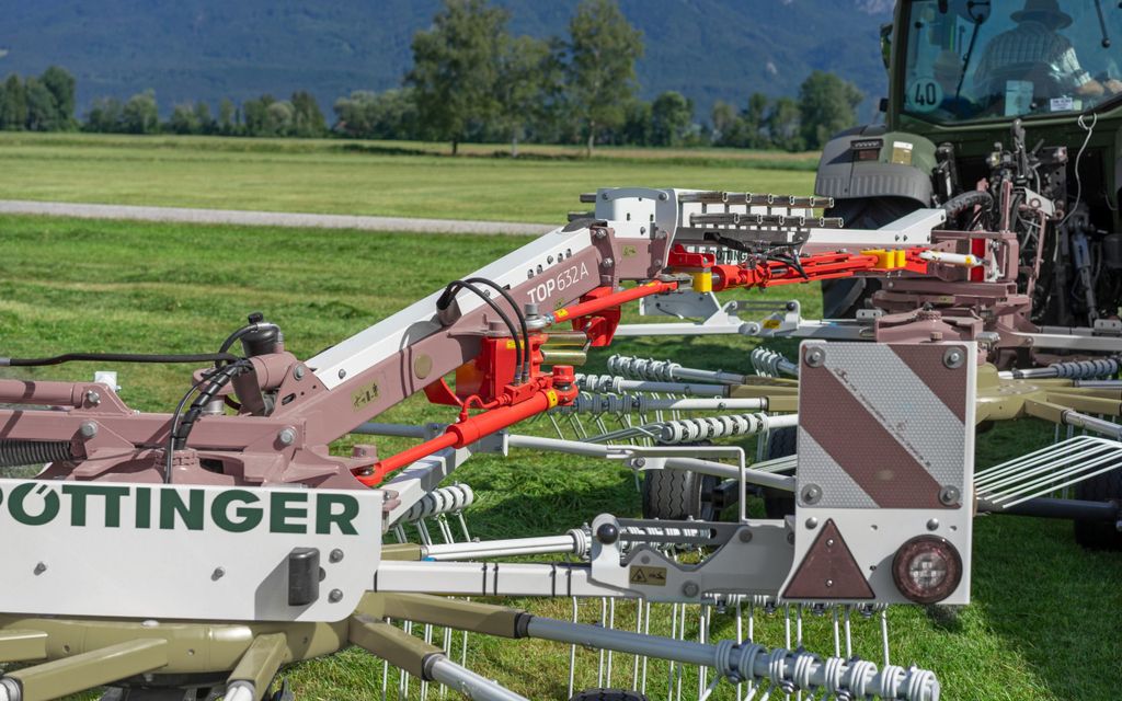 A single ram moves the rear rotor laterally while twin rams  provide optimum steering