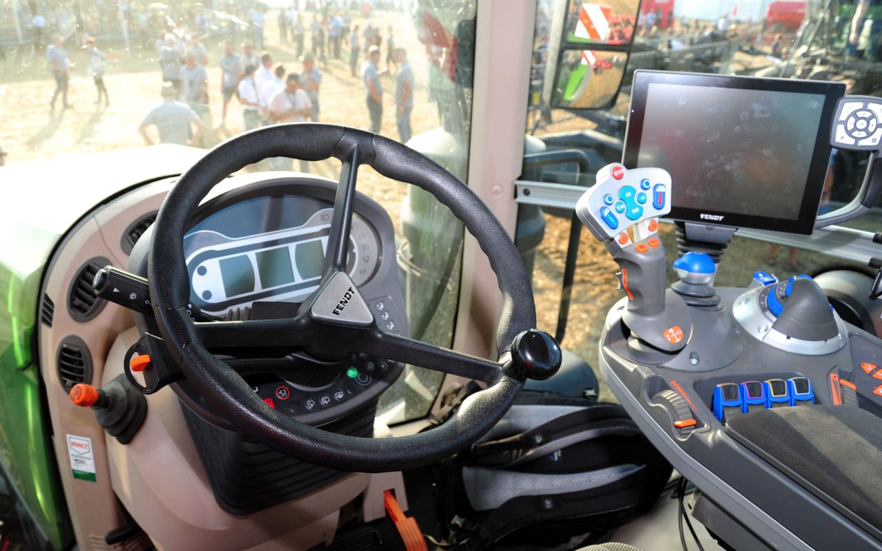 Course aims to improve teenagers' tractor driving skills