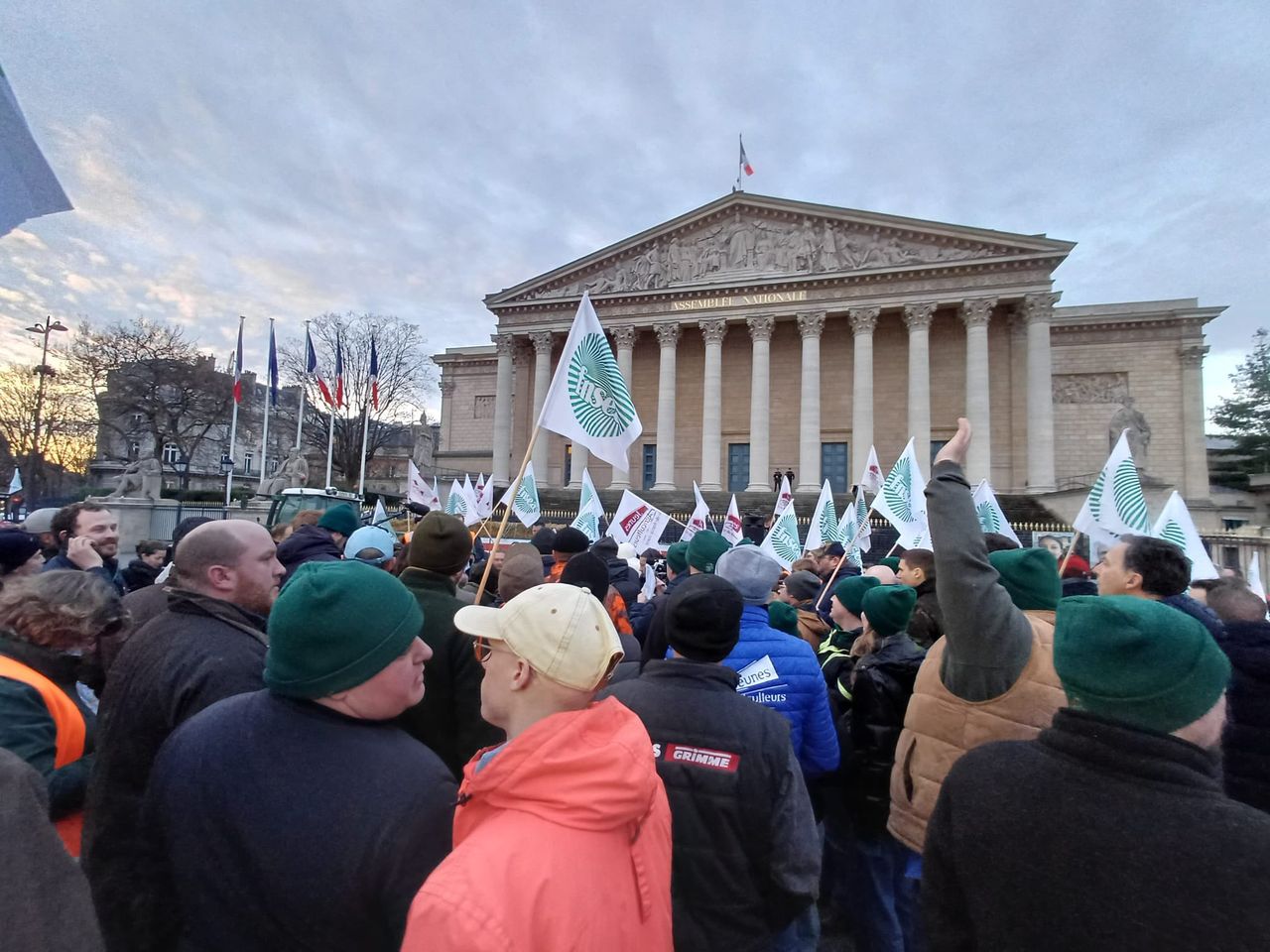 French farmers drive 350 tractors into the heart of Paris in Mercosur protest
