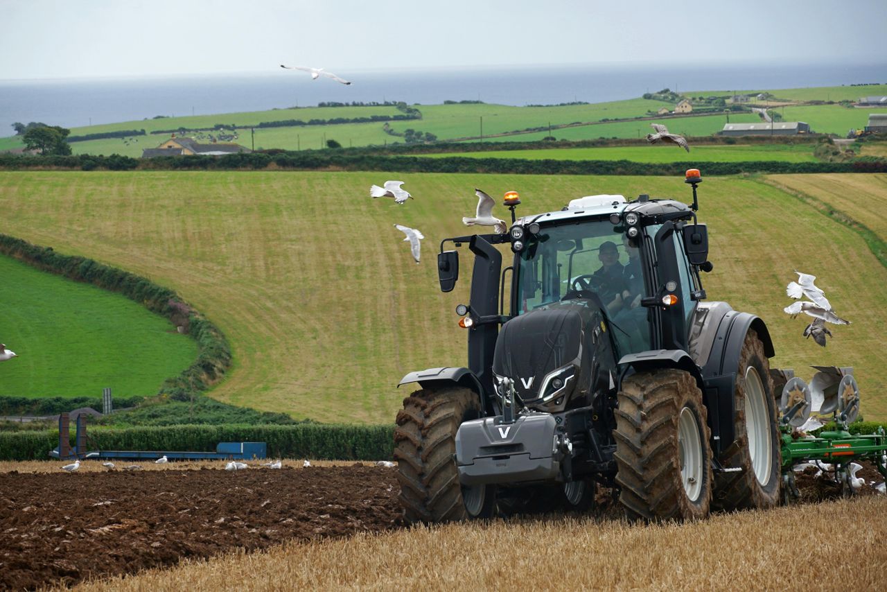 Skills of Ireland’s plough men &amp; women on show on Ploughing Day 2