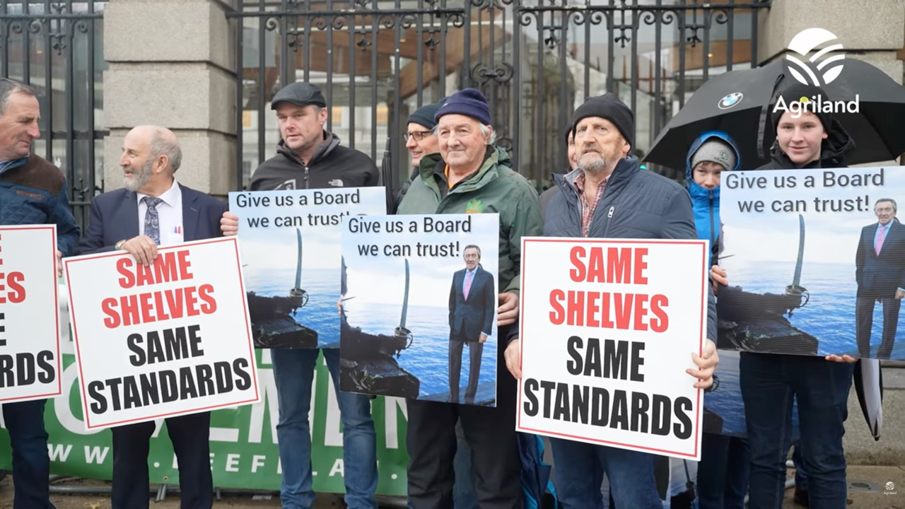 Farmers protesting outside the Dáil