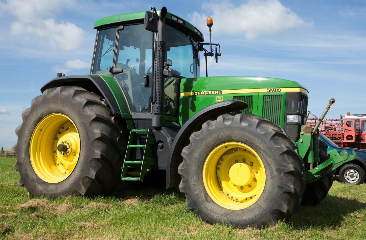 See the 16-year-old John Deere 7710 that sold for almost £50,000