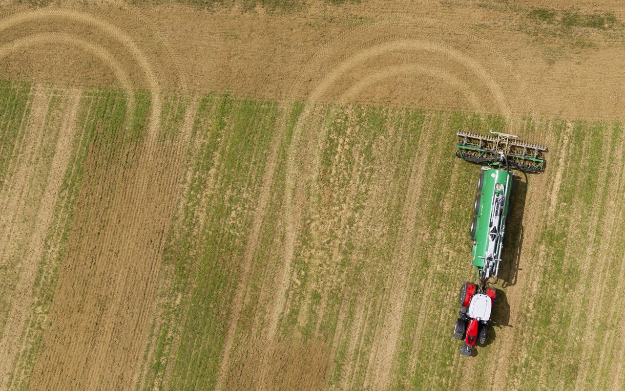 The MF AutoTurn function automatically steers the tractor on to the next wayline