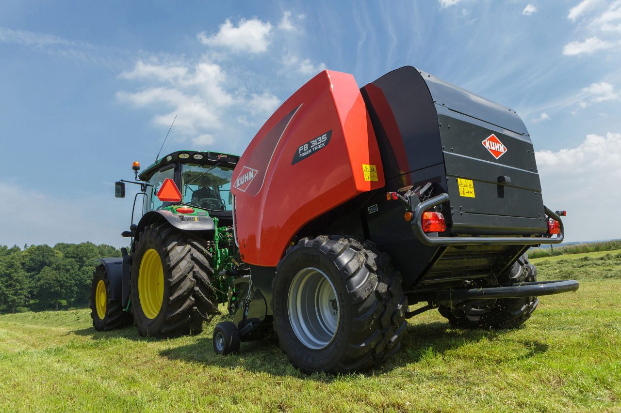 A round baler that opens, closes and 'unblocks'...all by itself