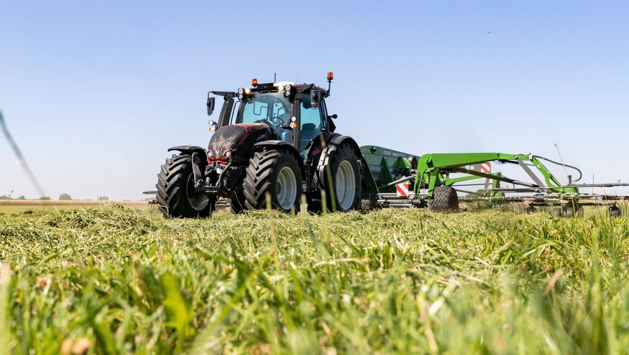 Air-suspended front axle for Valtra's latest N Series