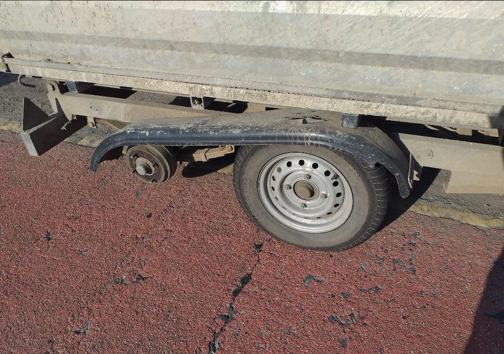 Travelling trailer missing tyre attracts trouble