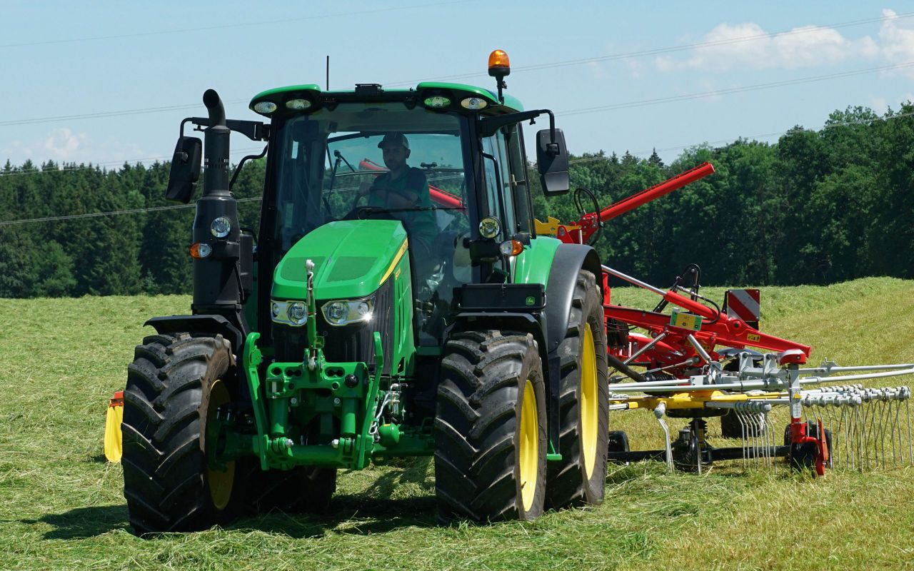 John Deere: Profits plunge as accounting year closes