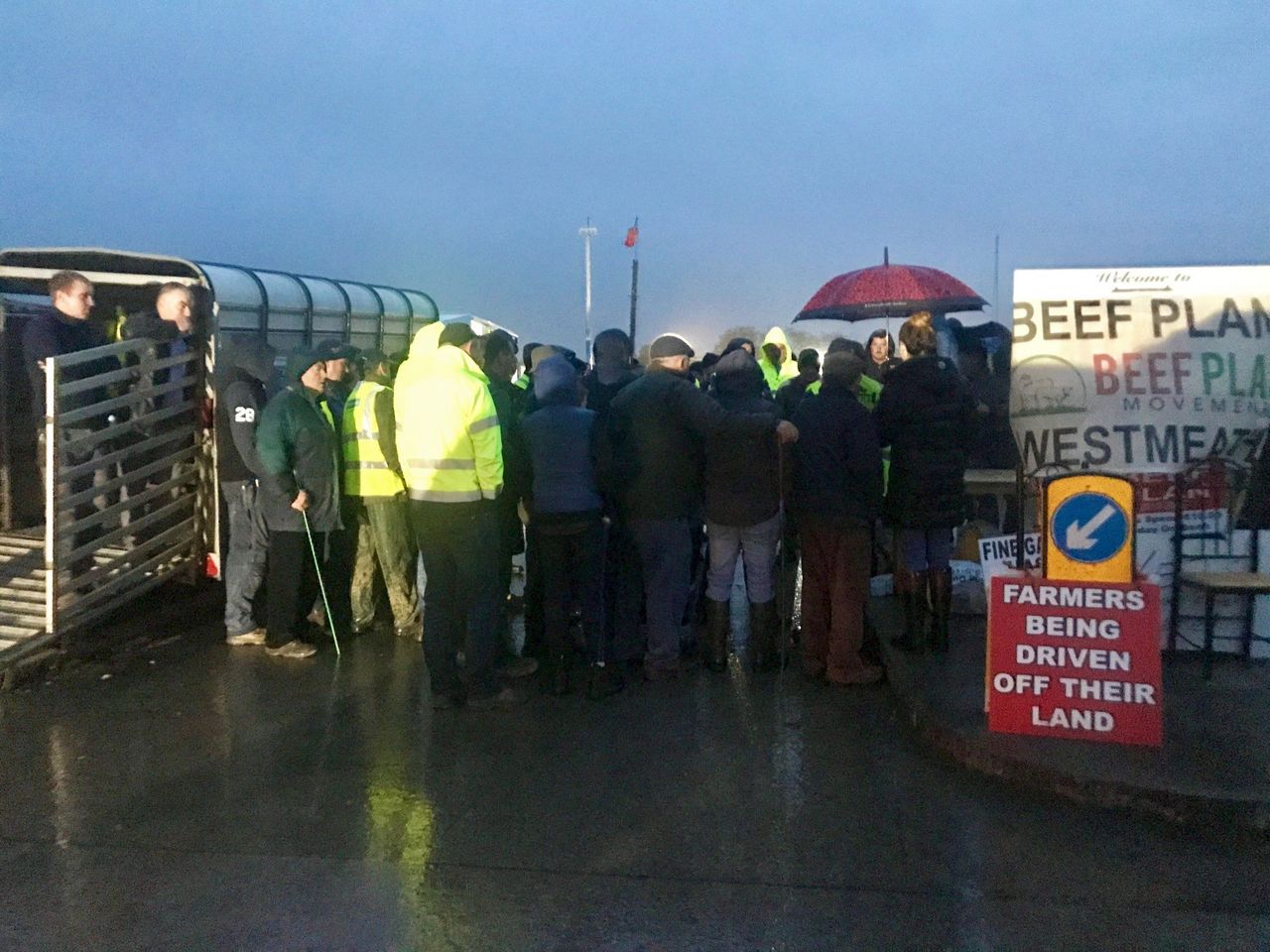 Acts of a few 'wayward protesters' grinds Beef Plan rally to a halt - for now