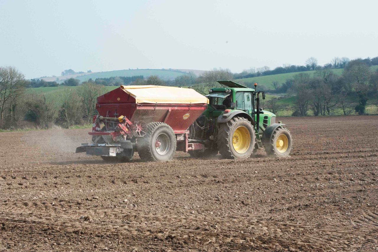 Commission to suspend majority of tariffs on fertiliser imports for one year