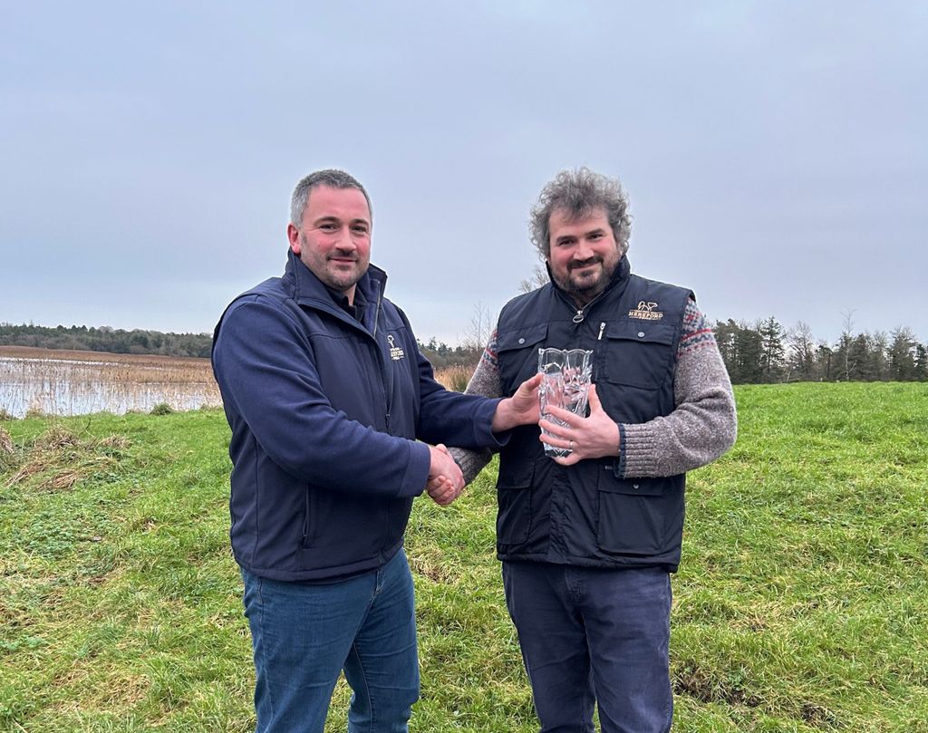 Tennyson Egar from Irish Hereford Prime presents Mervyn with his award