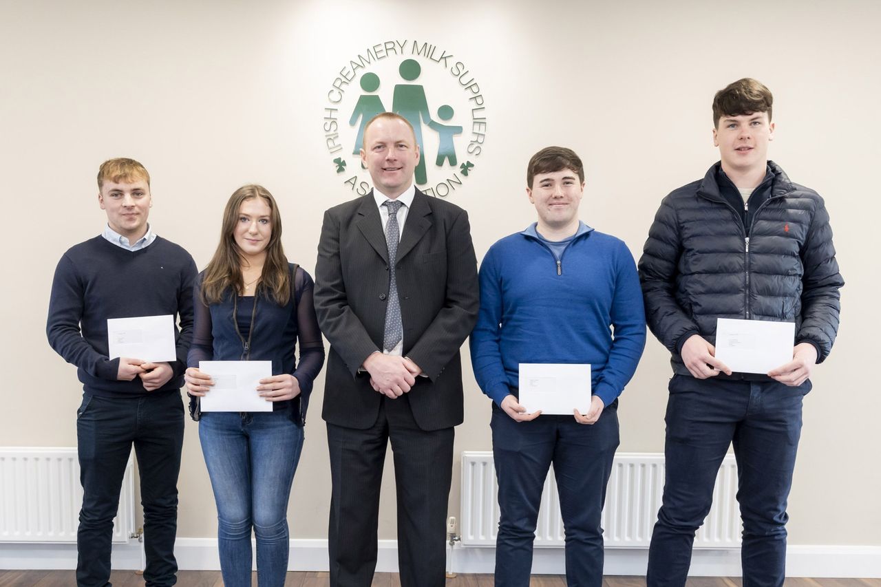ICMSA presents farming students with John Feely cheques