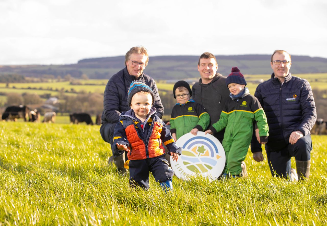 How can Glanbia suppliers qualify for the new sustainability payment?