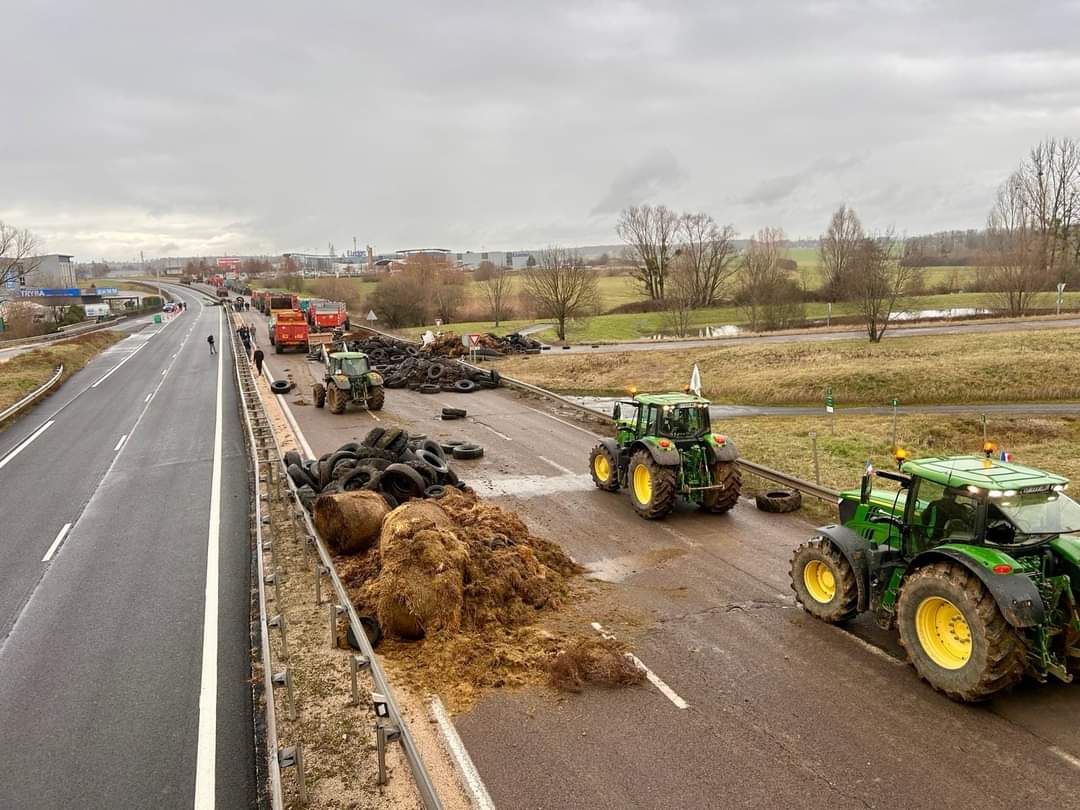 French farmers to begin blocking major roads into Paris