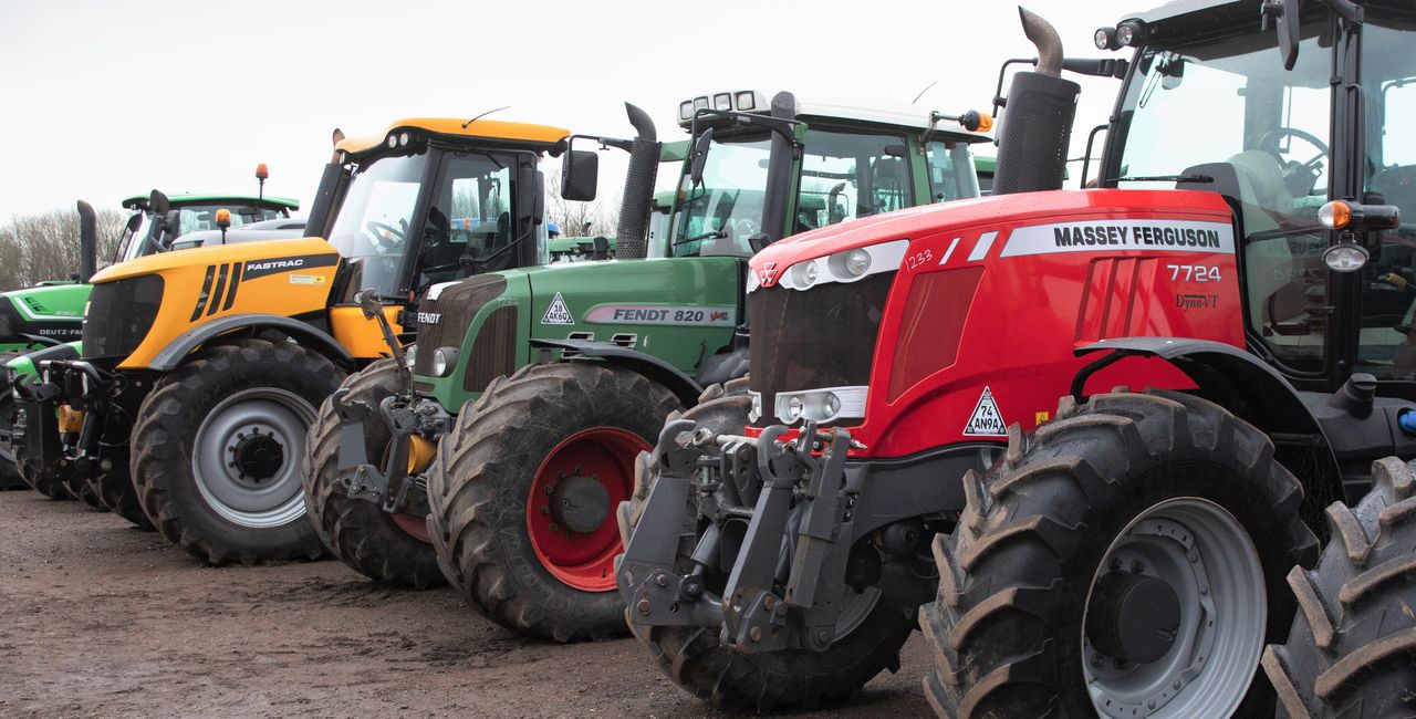 How many tractors have passed or failed roadworthiness tests?