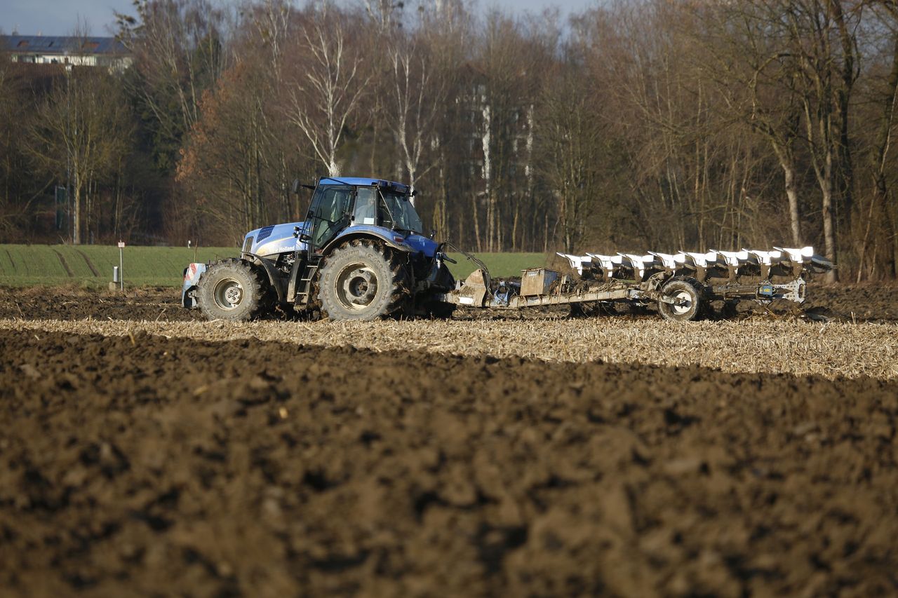 Tractor drivers advised to turn off plough lamps on public roads