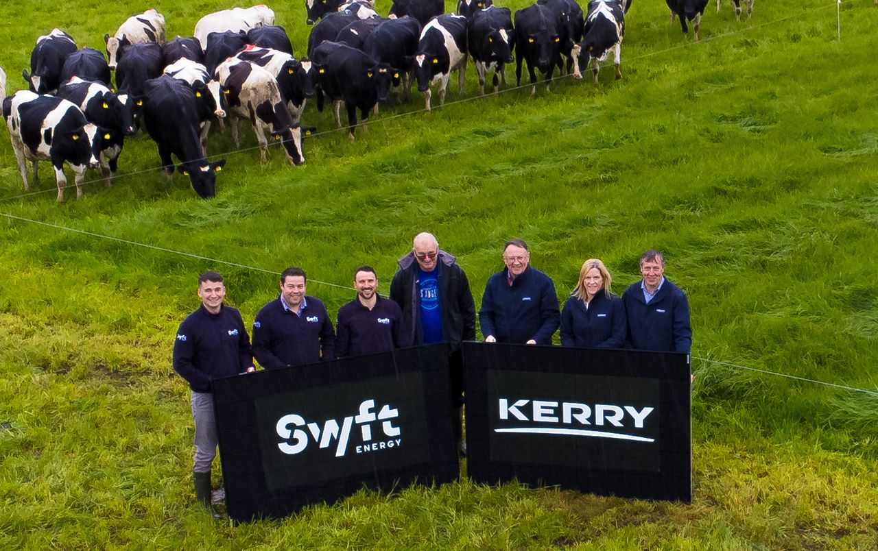 Representatives from Swyft Energy and Kerry Agribusiness on the farm of Kerry Agribusiness milk supplier, PJ O’Halloran in Ballyheigue in north Kerry (L-R) John Endersen, David Meaney, Adrian Casey, PJ O’Halloran, John Collins, Mary Buckley, Michael Behan.