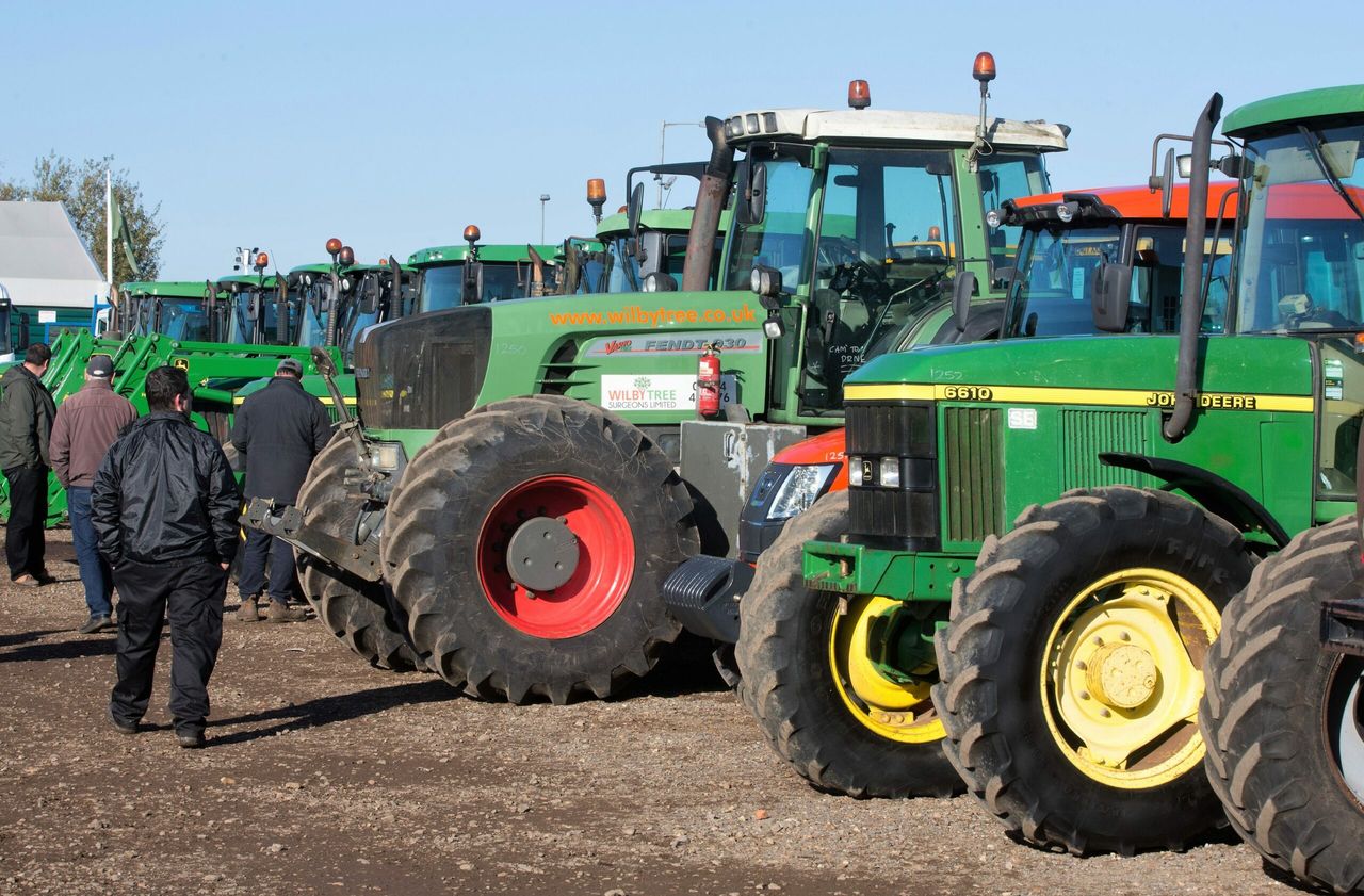 Auction report: Pics and prices of 'green' tractors from Cambridge auction