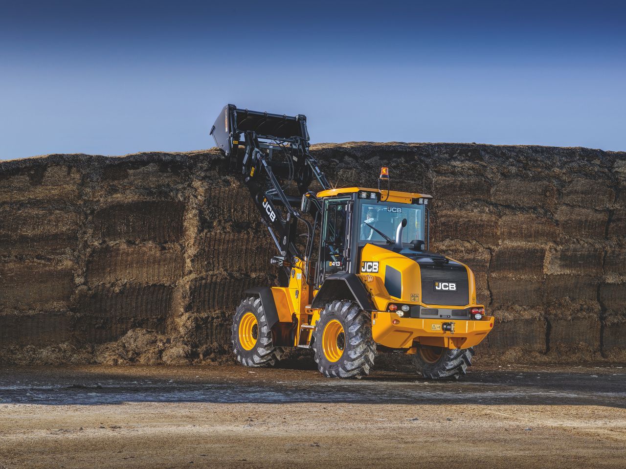 Pics: JCB cranks up the power in mid-range wheeled loaders