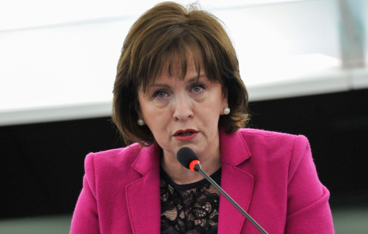 Minister Dodds calls for 'urgent action' as retailers pull deliveries to Northern Ireland