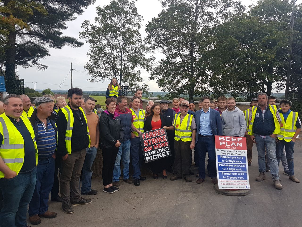 Sinn Féin party leader meets Beef Plan protesters