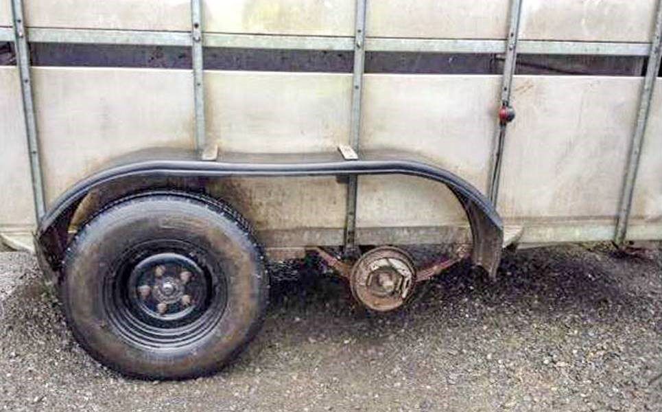 Pic: 'Two tyred' this morning? Gardai stop a trailer missing two wheels