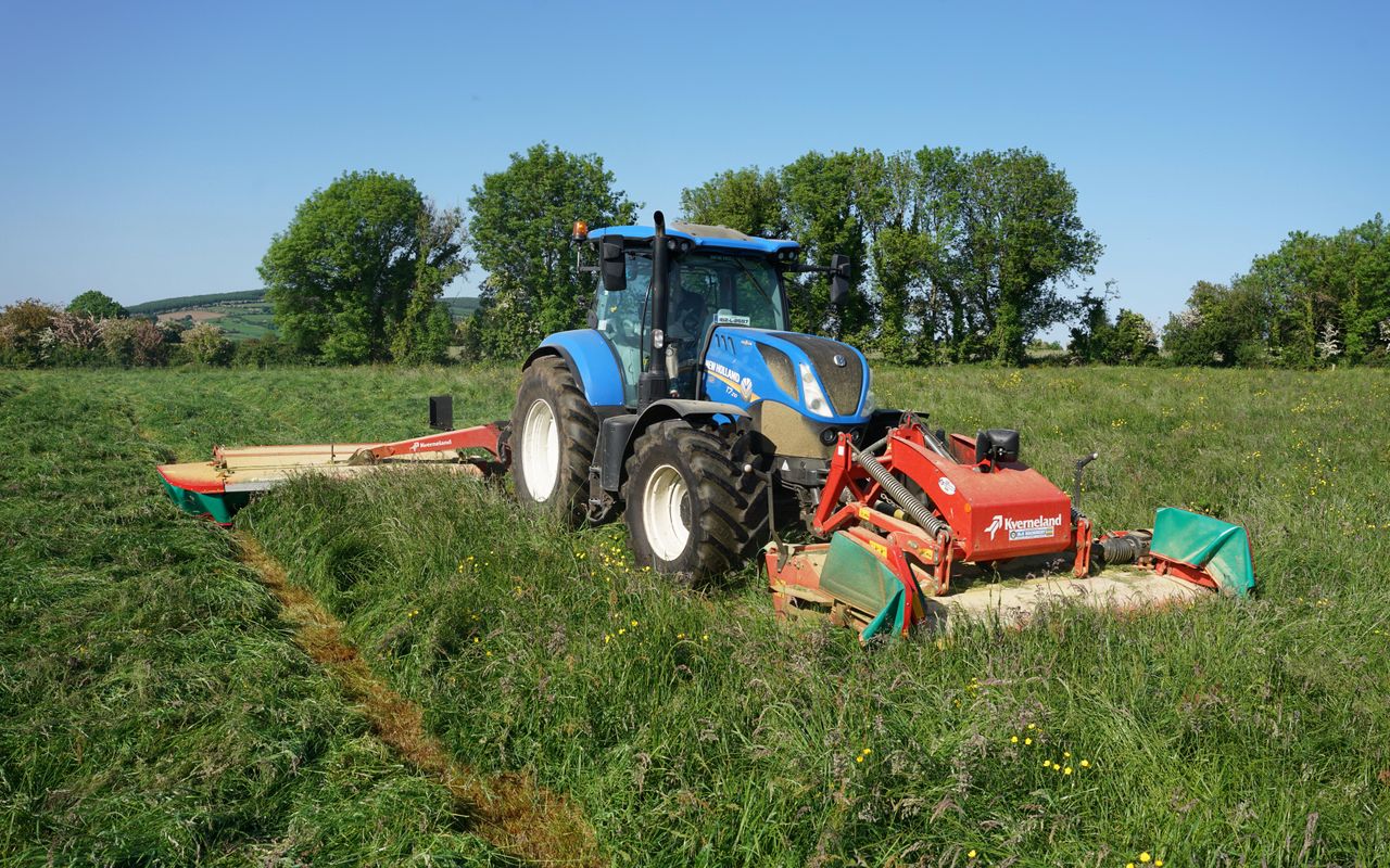 Focus: Contracting with a lightweight Kverneland in Limerick