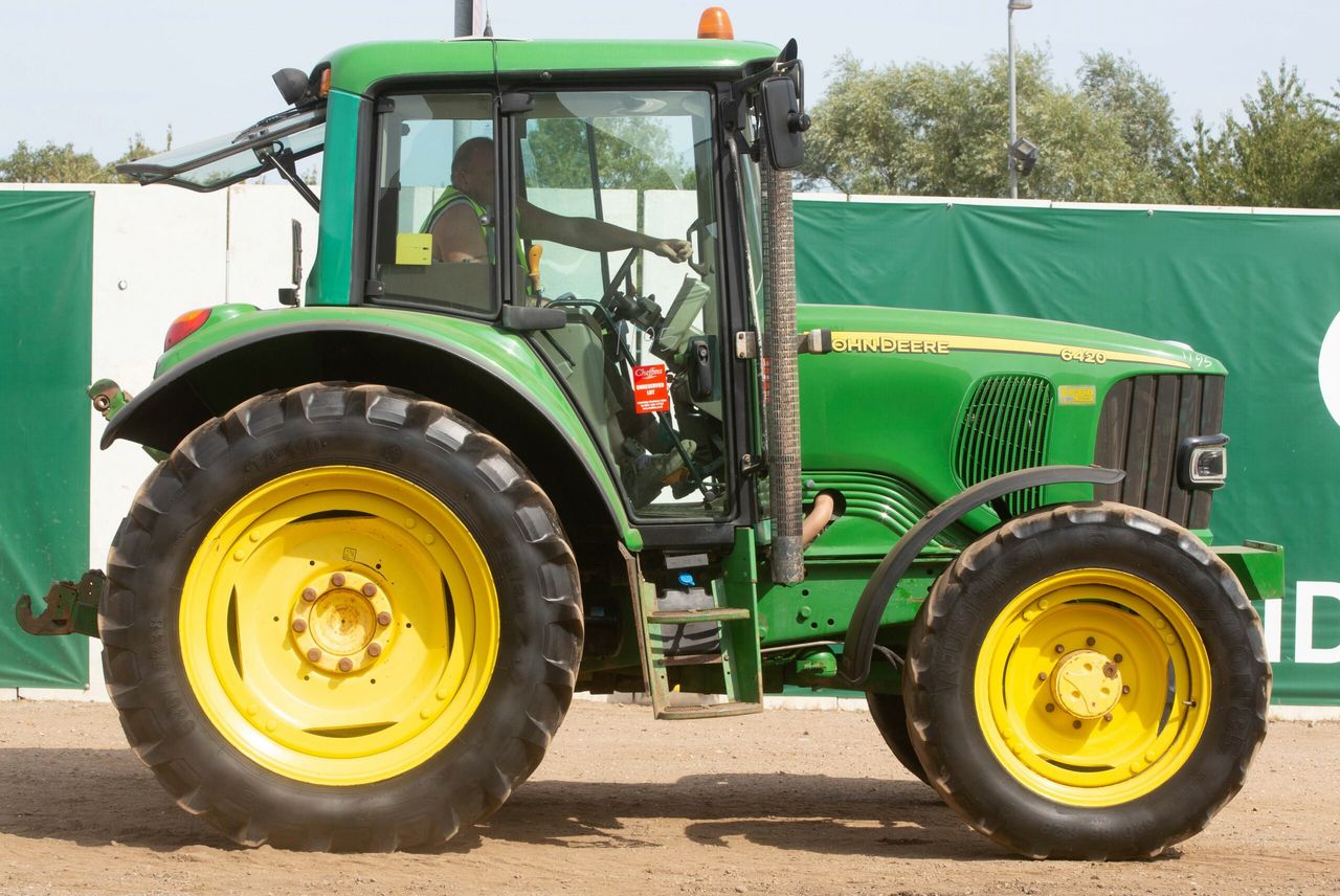 Auction report: 4-pot John Deere highlights from monster tractor sale