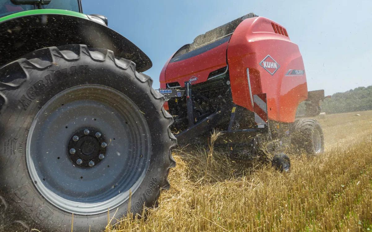 Six variable chamber balers in Kuhn's new VB 3200 series