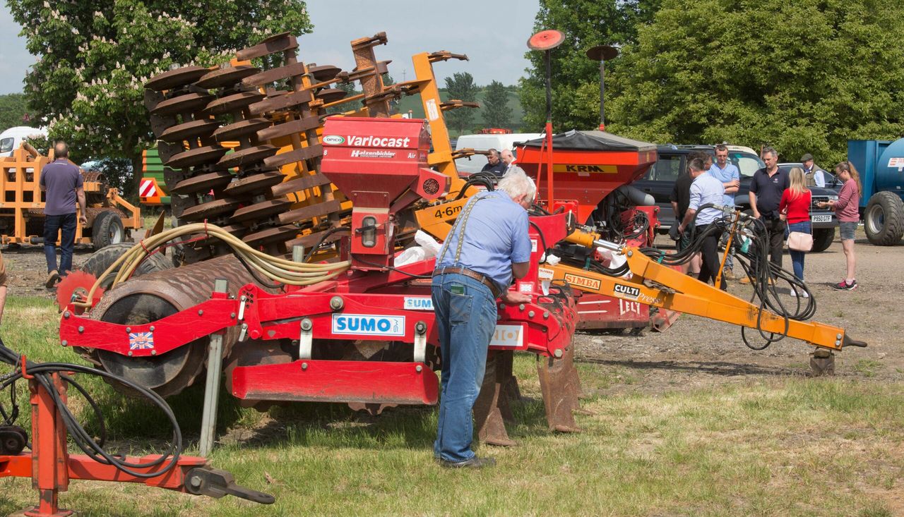 Auction report: Machinery changes hands in sweltering sunshine
