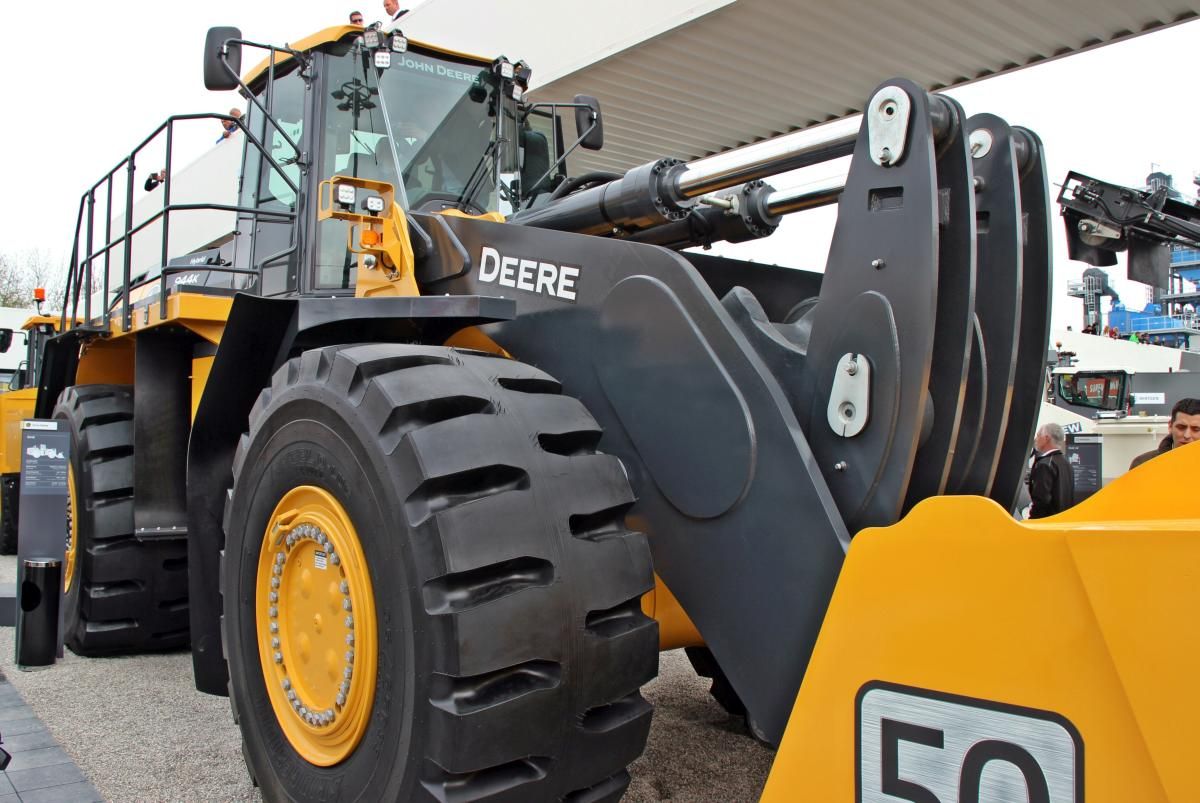 Some John Deere construction equipment on its way to Europe?