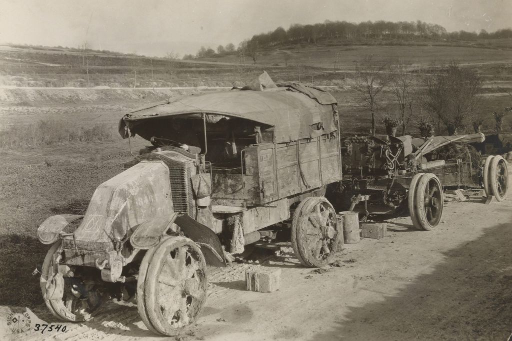 The signature bonnet style of early Renault vehicles is seen here on a Type EG truck being used as a gun tractor
