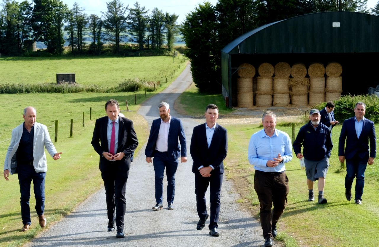 Farm Zero C: Minister visits 'climate-neutral dairy' project