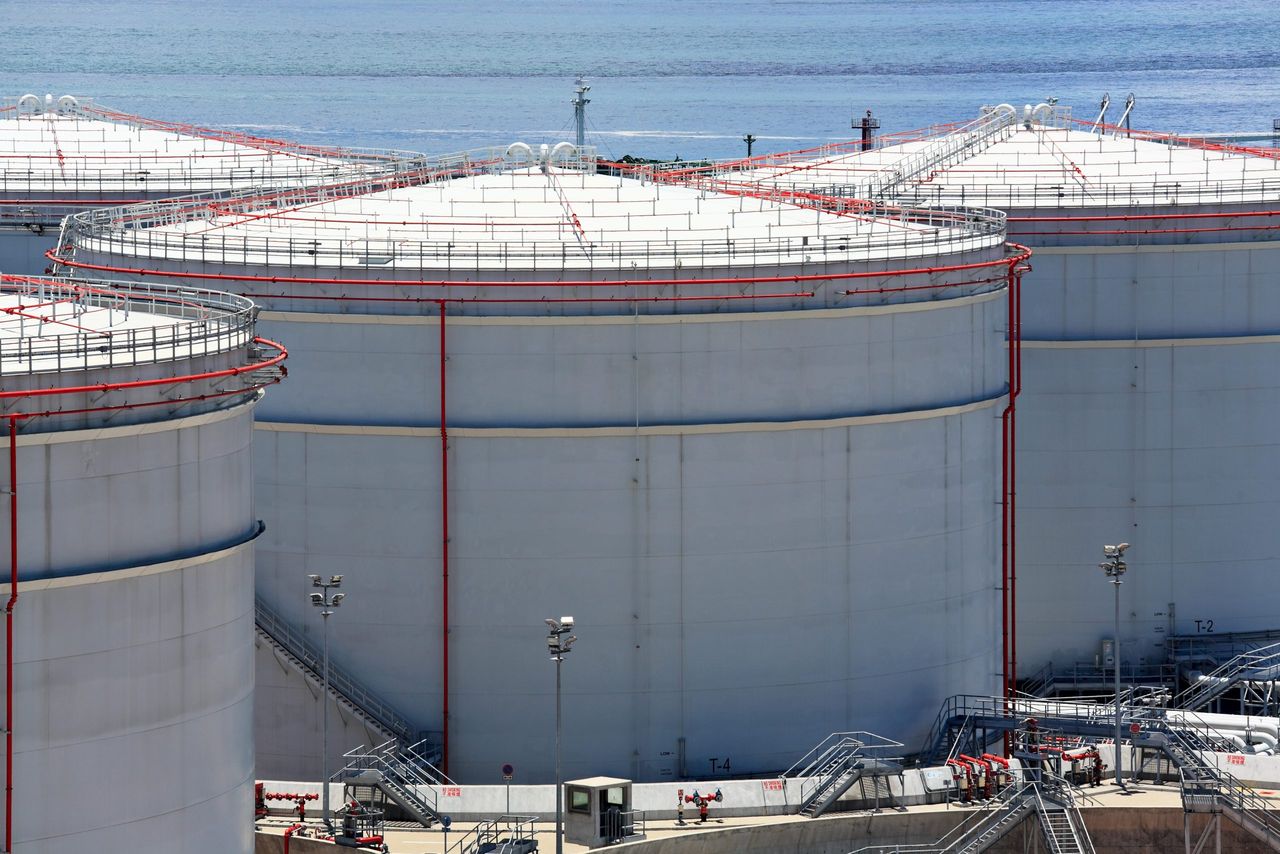 Irish govt keeping 'everything under review' as oil price falls back