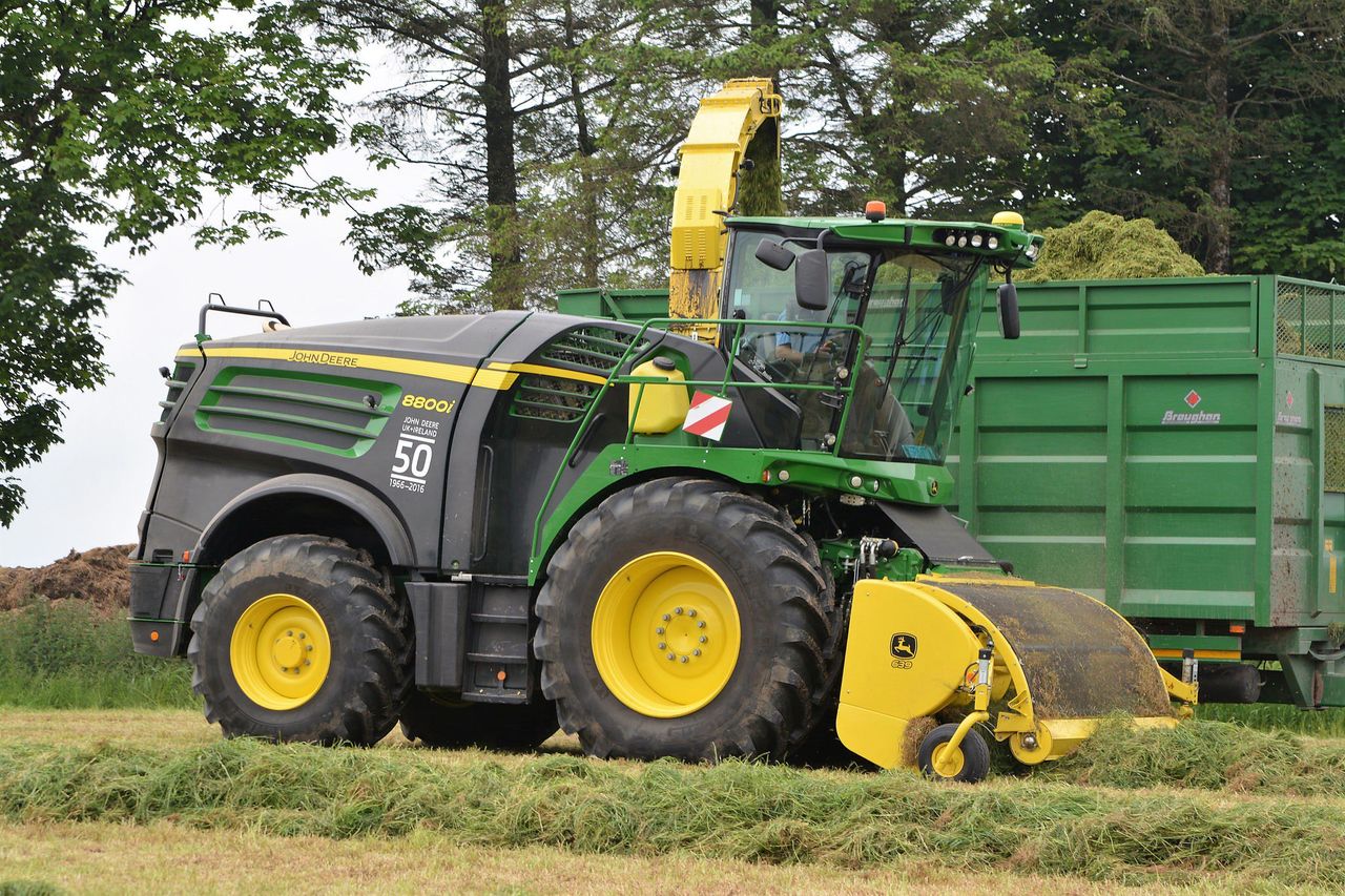 Less spillage and smarter sensing: Deere's latest foragers get the gadgets